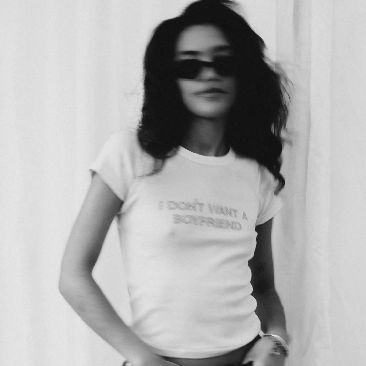 Baby tee bianca I Don't Want A Boyfriend strass rosa donna